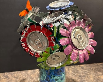 Arreglos florales con latas de refresco