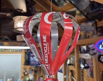 Decoraciones de globos aerostáticos con latas de refresco
