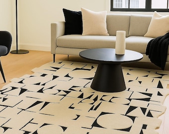 Puede incluir: Un salón moderno con un sofá beige, cojines negros y crema, una mesa de centro negra y una alfombra con estampado geométrico. Una lámpara de pie negra y una ventana con marco negro completan la escena.