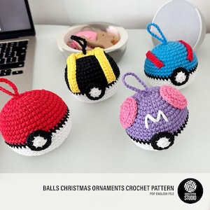 Op de afbeelding: Vijf kleurrijke, gehaakte balornamenten met ophanglussen. De ornamenten zijn rood, blauw, zwart, paars en geel, met witte en zwarte accenten. De tekst "BALLS CHRISTMAS ORNAMENTS CROCHET PATTERN" staat onderaan de afbeelding.