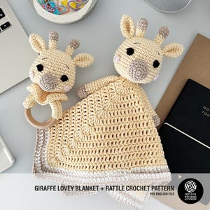 Puede incluir: Un juego de manta y sonajero de jirafa de ganchillo en crema, beige y gris. La jirafa tiene una cara sonriente, orejas pequeñas y un sonajero con un anillo de madera. La manta es cuadrada con un patrón texturizado. El texto en la imagen dice "GIRAFFE LOVEY BLANKET + RATTLE CROCHET PATTERN".