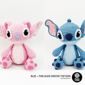 Puede incluir: Dos muñecos alienígenas de ganchillo, uno rosa y otro azul, se muestran sobre un fondo blanco. Los muñecos tienen orejas grandes y ojos negros y blancos. El texto "BLUE + PINK ALIEN CROCHET PATTERN" está en la parte inferior. Los muñecos están sentados.