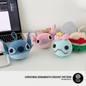 Puede incluir: Cuatro adornos navideños de ganchillo hechos a mano en azul, rosa y azul claro. Los adornos tienen varios diseños, incluido un personaje con orejas grandes y forma redonda. El texto "CHRISTMAS ORNAMENTS CROCHET PATTERN" es visible.