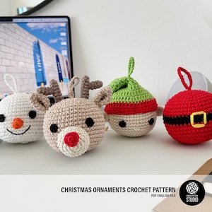 Puede incluir: Cuatro adornos navideños de ganchillo hechos a mano: un muñeco de nieve, un reno, un elfo y Papá Noel. El muñeco de nieve es blanco con una nariz de zanahoria. El reno es de color beige con cuernos. El elfo tiene un gorro verde. Papá Noel es rojo con un cinturón negro.