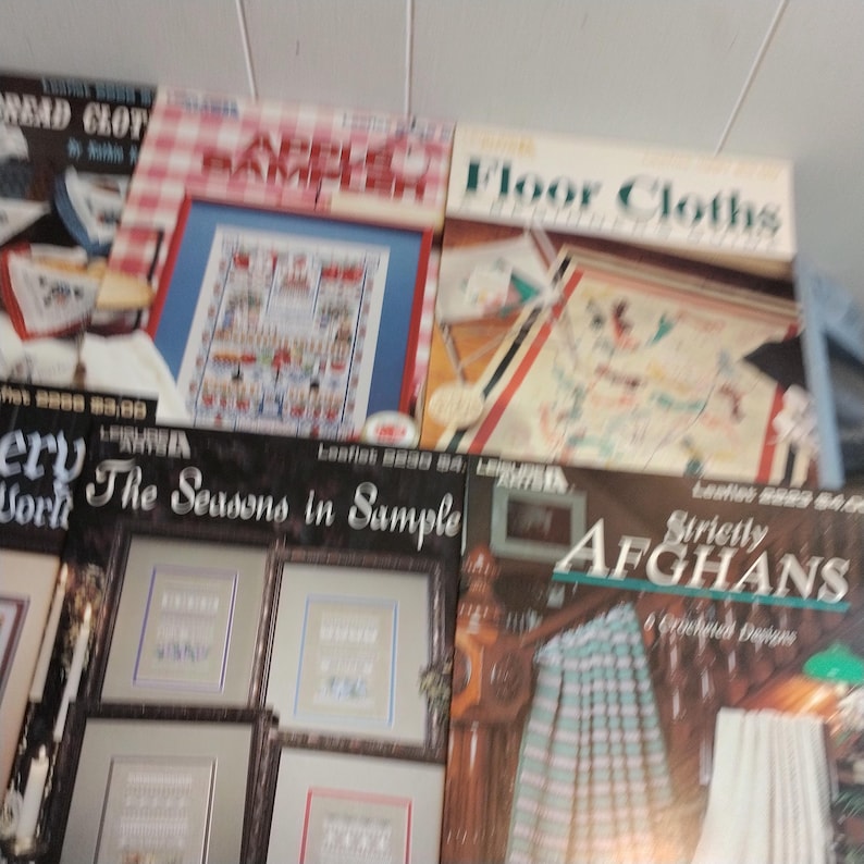 Pode incluir: Uma cole&ccedil;&atilde;o de livros de padr&otilde;es de ponto cruz e croch&ecirc;. Os livros t&ecirc;m t&iacute;tulos como "The Seasons in Sample", "Strictly Afghans" e "Floor Cloths".