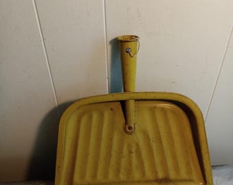 Avocado Green Vintage JB Reed Tin Dust Pan