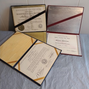 3 diplomas escolares de las décadas de 1950 y 1960, escuela secundaria vocacional Woodrow Wilson, junta de educación de Nueva York, escuela secundaria vocacional Jamaica, Nueva York