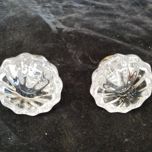 以下が含まれることがあります： 装飾的なファセットデザインが施された透明なガラス製のドアノブ2個。ノブはシルバー仕上げです。