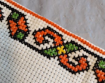 Zestaw obrusów i serwetek haftowanych krzyżykowo 27,75x27,75"
