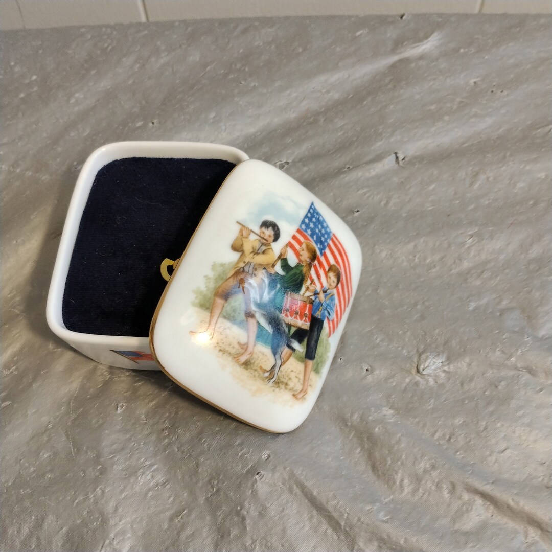 1980s Royal Yarmouth Yankee Doodle Music Box, Holiday Music Box
