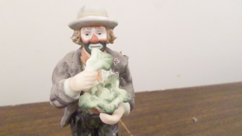 Miniature Collection Vintage Flambro Emmett Kelly Jr Clown Figure Eating Cabbage 10012
