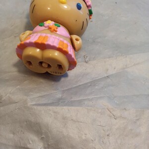 Op de afbeelding: Set van drie keramische mokken met een gespikkelde, matte afwerking. De mokken zijn in cr&egrave;me, lichtgrijs en donkergrijs. Elke mok heeft een eenvoudig, minimalistisch ontwerp.