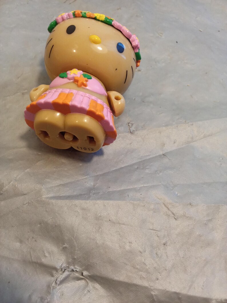 Op de afbeelding: Set van drie keramische mokken met een gespikkelde, matte afwerking. De mokken zijn in cr&egrave;me, lichtgrijs en donkergrijs. Elke mok heeft een eenvoudig, minimalistisch ontwerp.