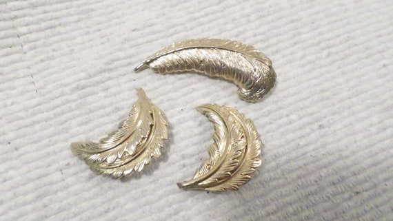 3 Vintage Leaf Feather Pins, Leaf Brooch, Feather… - image 1