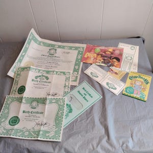 Geboorteaktes Cabbage Patch Doll en identiteitsbewijzen van Koosas, beschrijving: