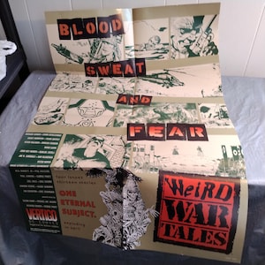 Könnte beinhalten: Ein Vintage-Comic-Poster mit den Worten "BLOOD SWEAT AND FEAR" in fetten Buchstaben. Das Poster zeigt Comic-Panels in Schwarz, Weiß und Grün mit dem Titel "Weird War Tales" in einem roten Feld.