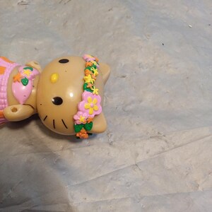 Op de afbeelding: Een set van drie keramische mokken met een gespikkelde, matte afwerking. De mokken zijn in cr&egrave;me, lichtgrijs en donkergrijs. Elke mok heeft een eenvoudig, minimalistisch ontwerp en een afgeronde handgreep.