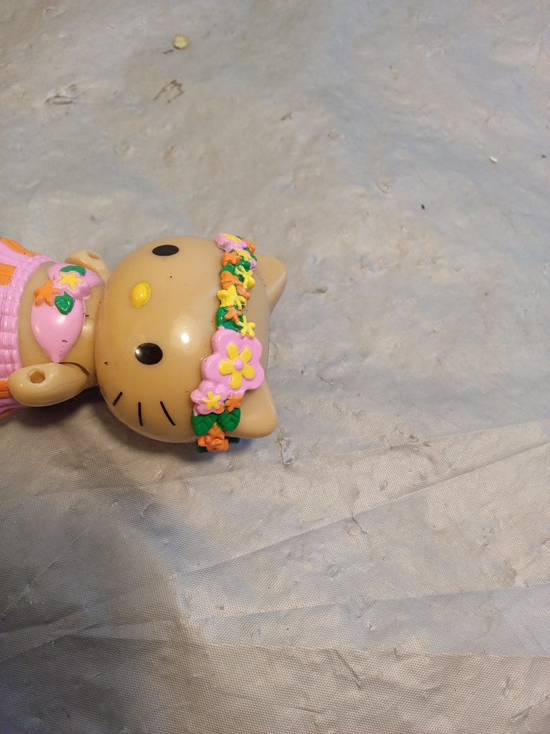 Op de afbeelding: Een set van drie keramische mokken met een gespikkelde, matte afwerking. De mokken zijn in cr&egrave;me, lichtgrijs en donkergrijs. Elke mok heeft een eenvoudig, minimalistisch ontwerp en een afgeronde handgreep.