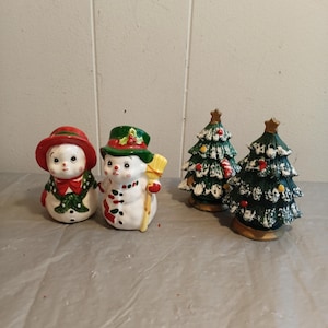 2 conjuntos de saleiros e pimenteiros vintage de Natal, árvores de Natal e boneco de neve