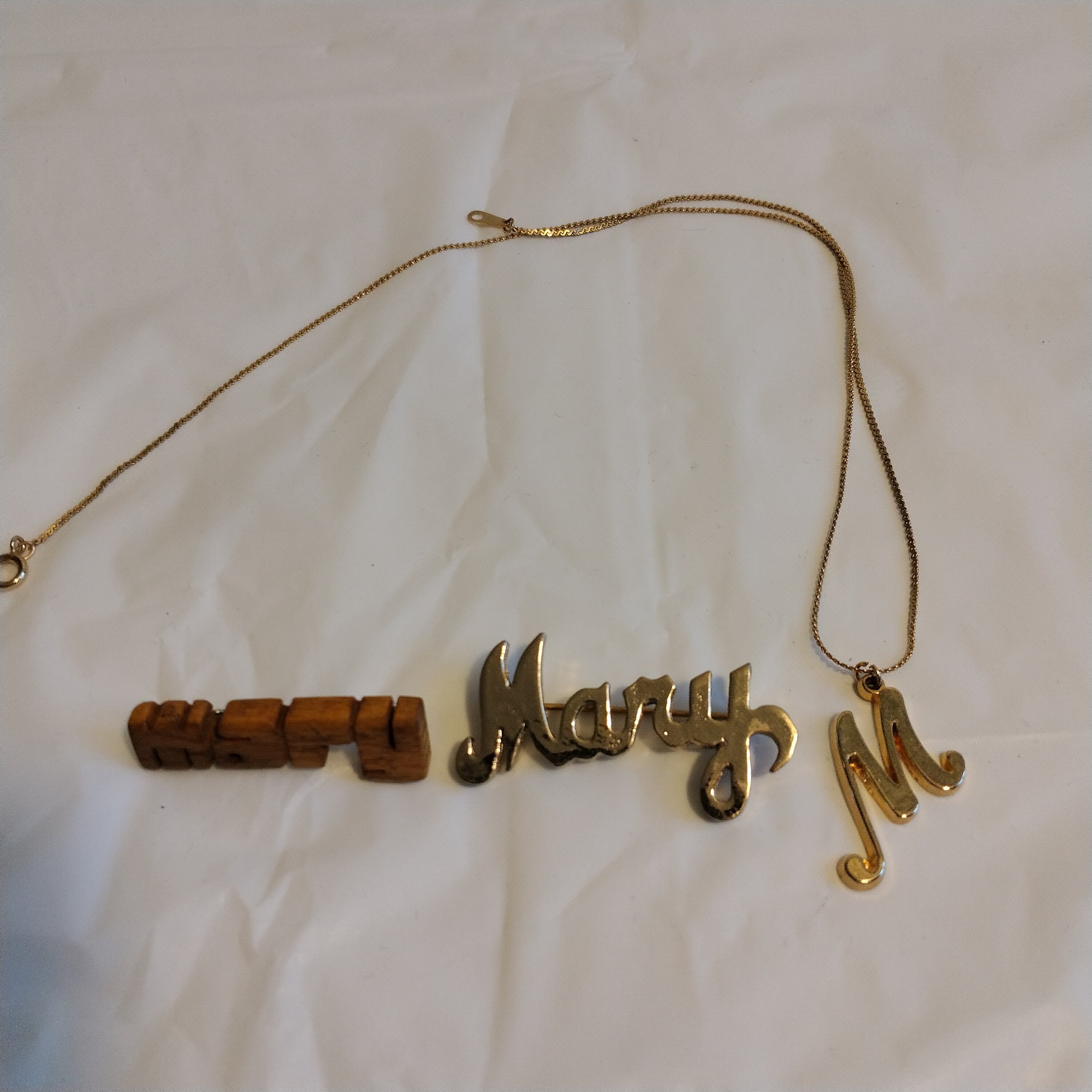 ヴィンテージ メアリーピンブローチ 3個、イニシャル M ネックレス