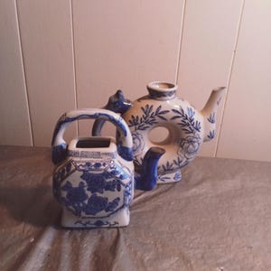 2 teiere blu e bianche, vaso teiera floreale