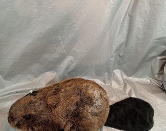 カナダ土産の小さなビーバーのぬいぐるみ、カナダ王立騎馬警察（RCMP
