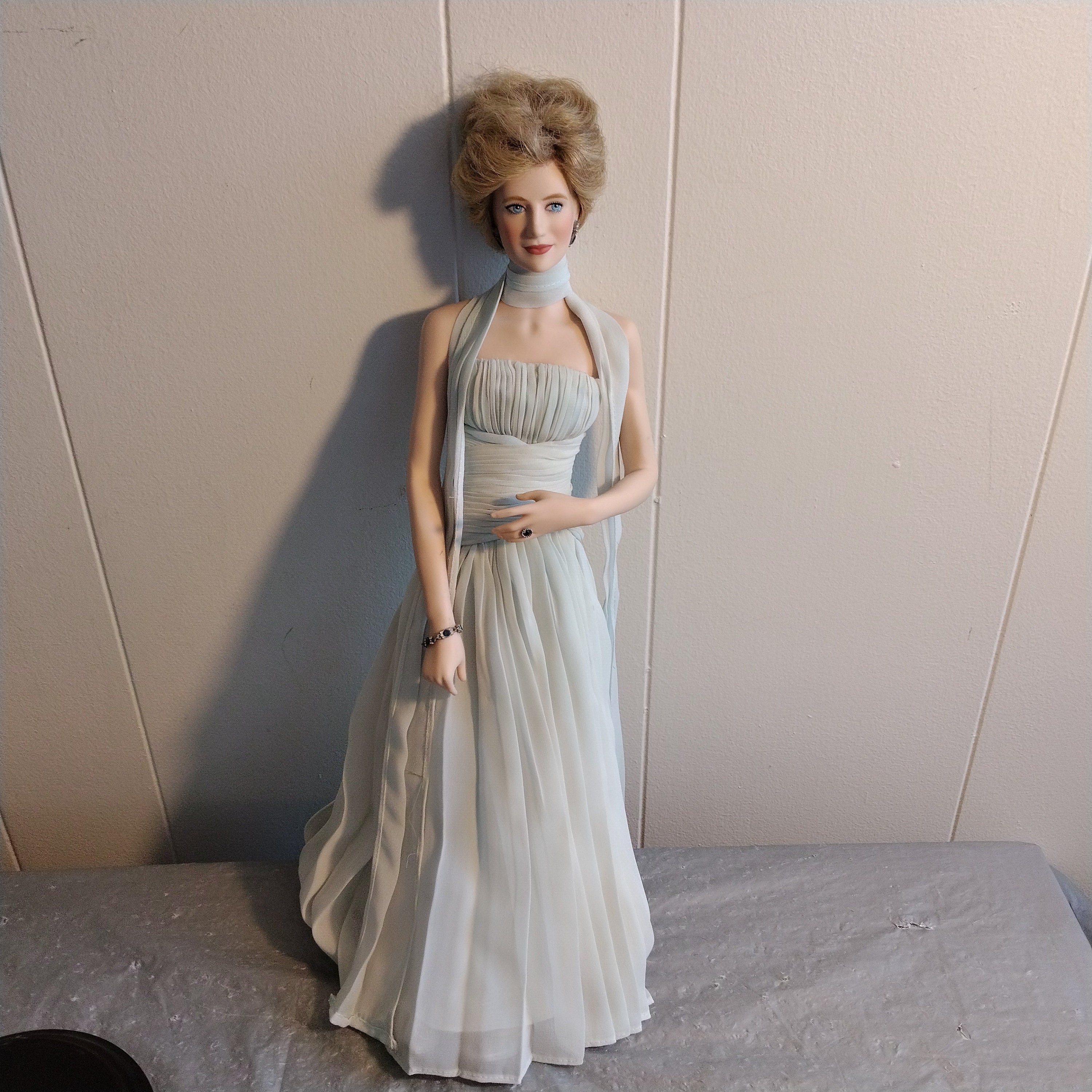 Poupée en porcelaine cousue à la main La Princesse dans une robe verte -  53,3 cm