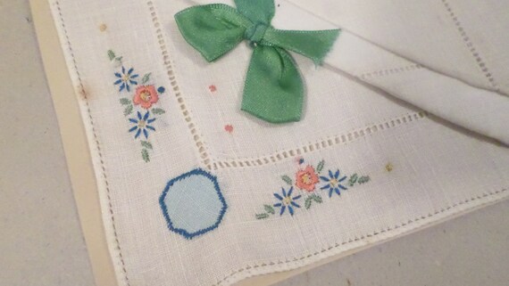 Vintage Ladies Embroidered Linen Handkerchiefs - image 3