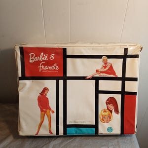 Op de afbeelding: Vintage Barbie & Francie draagtas. De tas heeft een Mondriaan-stijl ontwerp met zwarte lijnen en rode accenten. Illustraties van Barbie- en Francie-poppen worden op de voorkant weergegeven. De tas is wit met een ritssluiting.