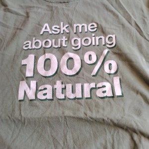 Puede incluir: Una camiseta verde con texto blanco que dice "Ask me about going 100% Natural".