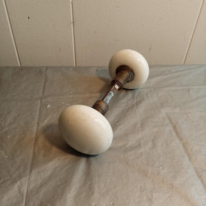 Coppia di pomelli per porte in porcellana bianca vintage