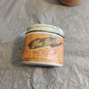 2 Vintage Blaue Vogelhaar Pomade Gläser, weiße Milchglas Gläser