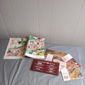 Puede incluir: Una colección de folletos y panfletos con un mapa de un parque de atracciones, un menú para un restaurante llamado "The Great World of 20th Century Foods" y un folleto para "Ramus's Wonderful Peanuts".