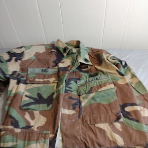 Veste chemise d&#39;uniforme vintage de l&#39;armée américaine bordeaux moyen avec écussons militaires