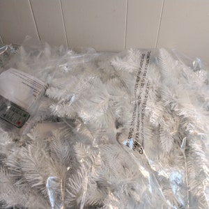 NOS 9&#39; White Sparkle Spruce Garland with LED