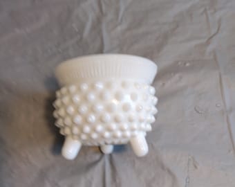 Kleine Vintage Hobnail-Kesselschüssel aus weißem Milchglas. Sehen Sie sich die Beschreibung an und lesen Sie sie