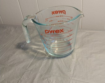 Pyrex Measuring Cup 2 Cup Open Handle Red Lettering Glass