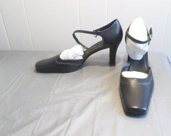 Etienne Aigner Shoes, Black Etienne Heels with Ankle Strap 9M