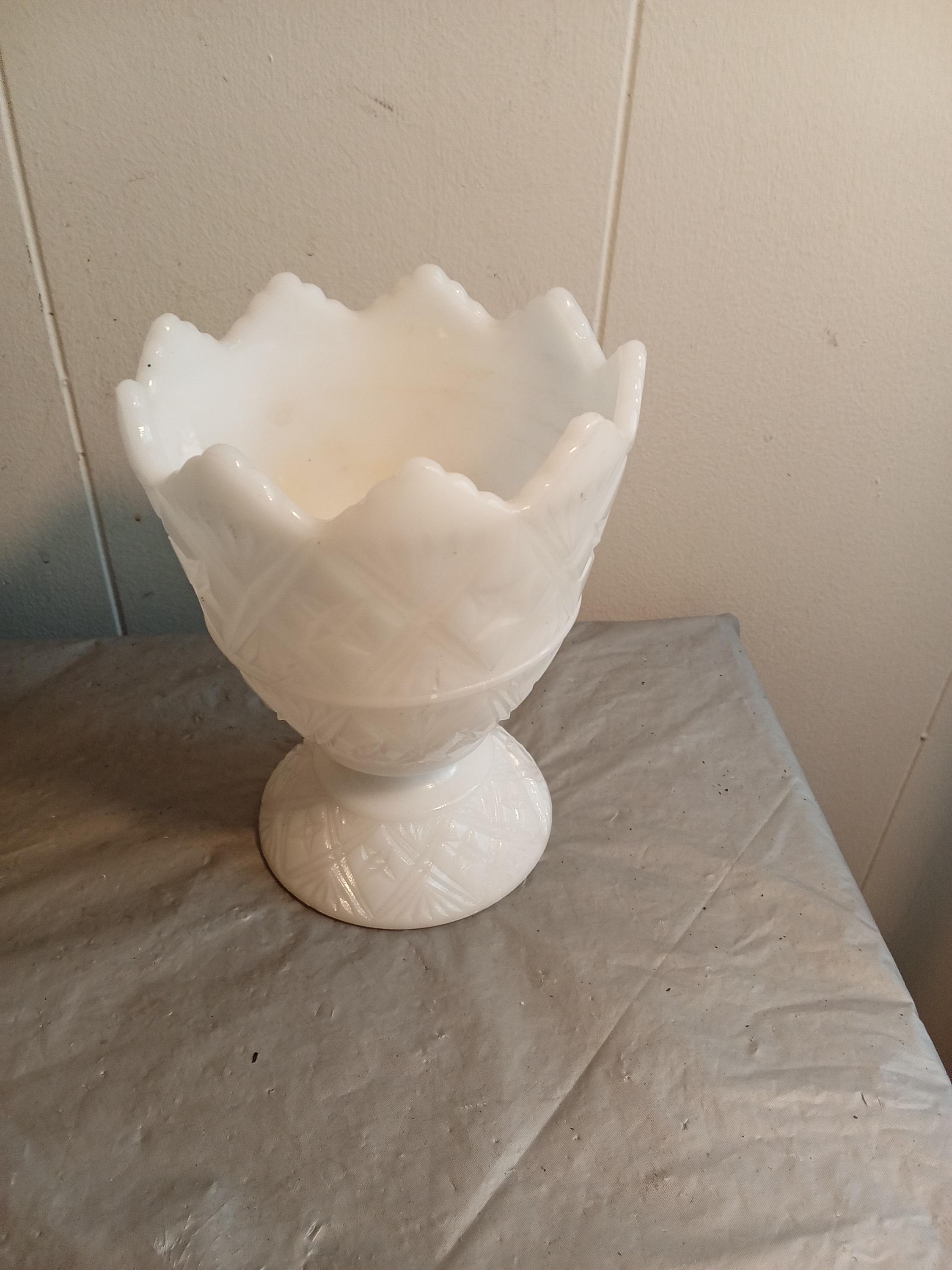 ヴィンテージの脚付きホワイトミルクガラス花瓶、ブロディ花瓶 - Etsy 日本