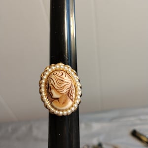 Vintage 7 - 7 1/2 Cameo Ring