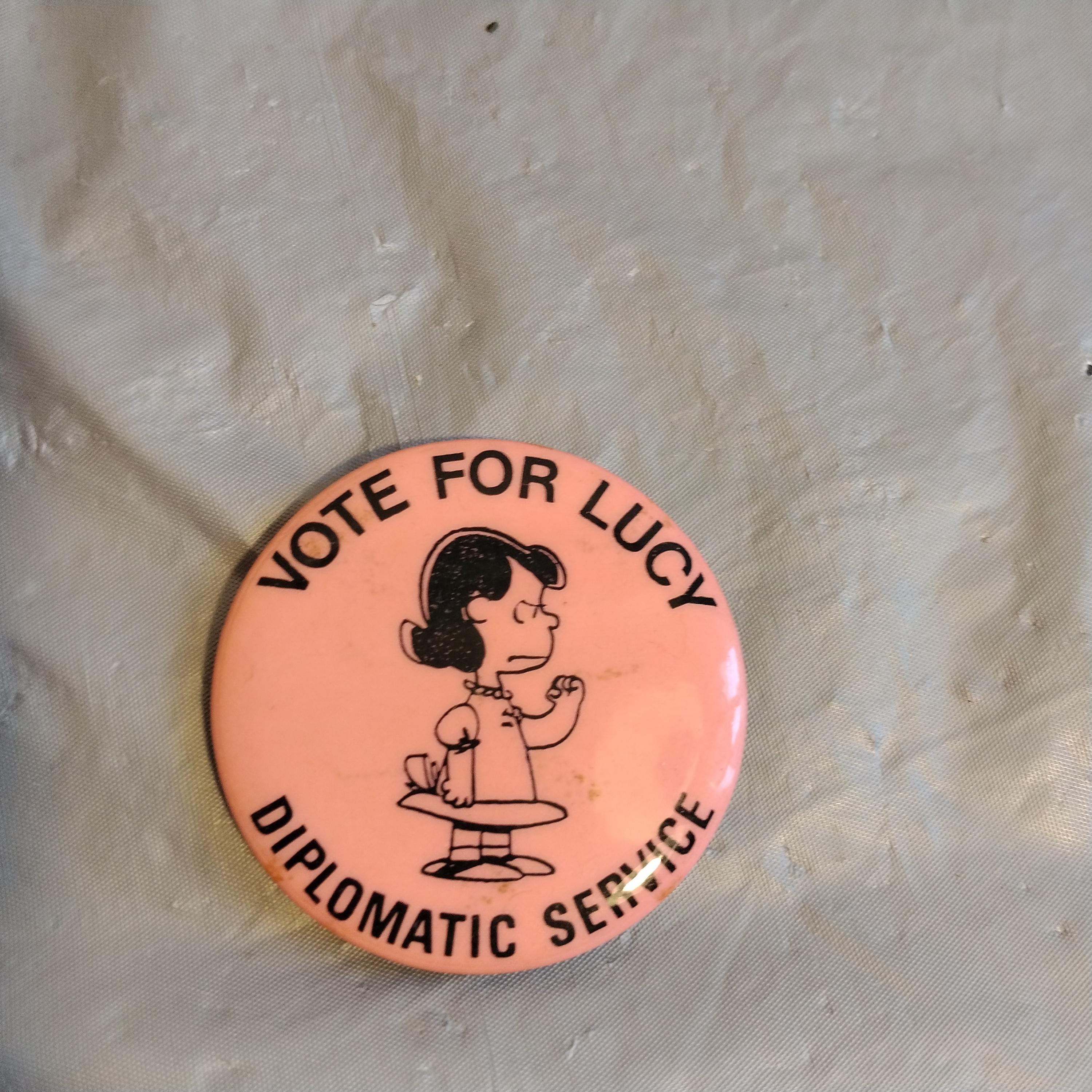 激安直営店 Vote Features United 1960s Vintage for Pinback Snoopy Lucy 小物