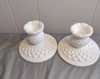 Paar Vintage Hobnail-Kerzenständer aus weißem Milchglas. Schauen Sie sich die Beschreibung an und lesen Sie sie