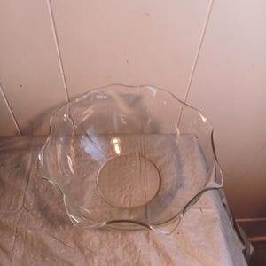Bol en verre transparent avec bord festonné, bol de service
