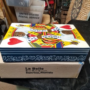 La Belle Peint à la main Art Déco Roi des Cœurs Carte Design Surélevé Laque Boîte Charnière En Bois Nouveau dans la Boîte 9 » X 14 » X 3 »