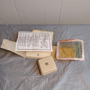 Peut inclure: Un interrupteur électrique blanc cassé avec une seule vis, accompagné d'un ensemble d'instructions et d'autres composants. Les instructions comprennent un schéma de câblage. Un composant rectangulaire en plastique transparent est également présent.