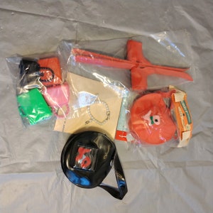 Lot Vintage Puppenzubehör Lot, Japan Puppen Geldbörsen Ski Halskette Set, Scottie Dog Puppen Geldbörse Japan