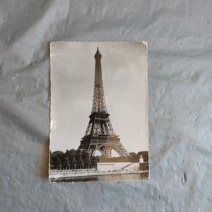 Cartão postal fotográfico da Torre Eiffel de Paris, década de 1950, leia a descrição