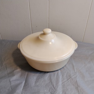 Vintage Fire King Custard Glas Kasserolle mit Deckel, Look and Lies Beschreibung