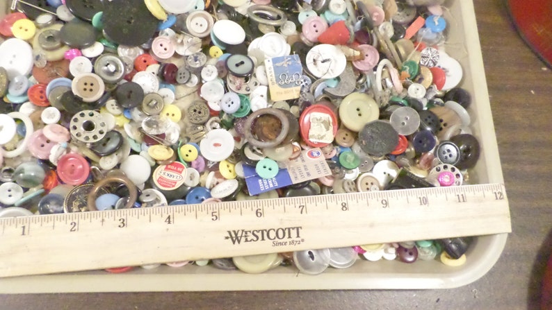 1.13 lbs of Assorted Vintage Buttons