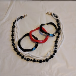 4 Stück Vintage Kunststoff Wellig Armreif Armbänder & Kunststoff Perlenhalskette, hergestellt Rep of China, Rot Schwarz Armreif